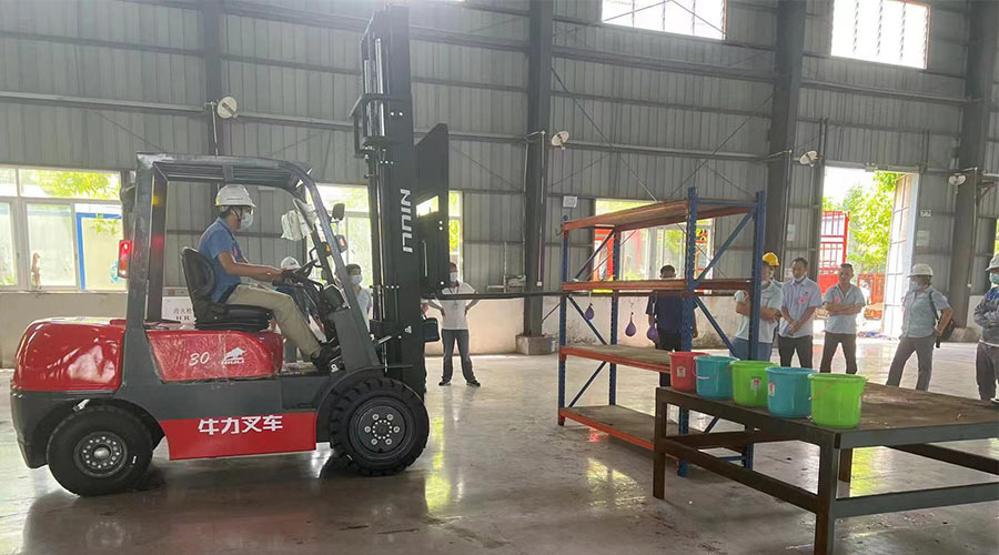 比技能 展風(fēng)采！金環(huán)電器參與鶴城鎮(zhèn)第二屆企業(yè)職工叉車技能競(jìng)賽