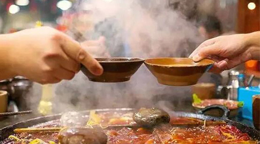 冬天火鍋團建引來一身火鍋味  衣物烘干機化解職場尷尬！